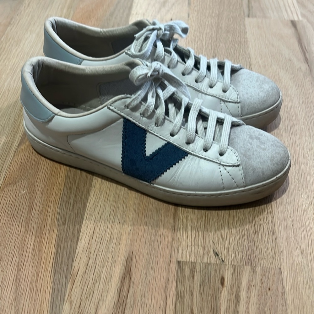 Victoria leather sneaker, perfect for casual wear